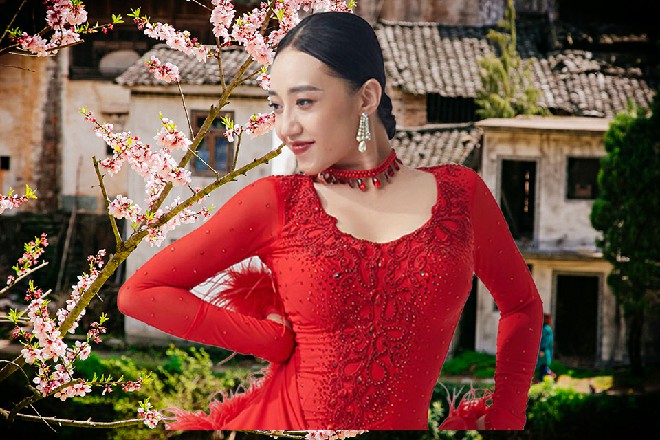 “不信，你自己去看评论。韩易摇着扇子，有几分风清云淡的安逸感，比格很足。