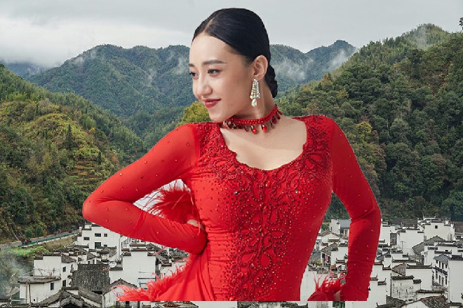 JM假面站在车外，许青柠坐在车厢中。两个人的目光，汇聚在那个外国妞的身上。
