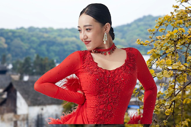 他努力解释，自己才三十出头，没到四十一枝花的地步，非常的年轻，属于有为青年。