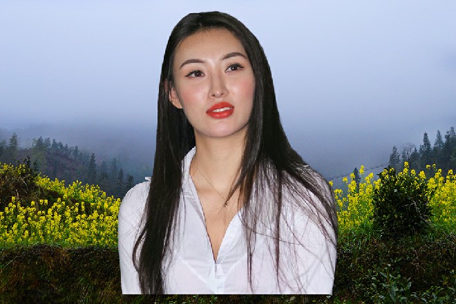 原来繁复华丽的项链,在拆卸了胸针、戒指之后,半镂空的形状也变成了全镂空。