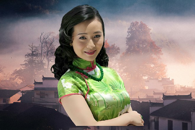 幸好这时，救星出现了，一个浑厚的声音传来，“哟，这么热闹，在干什么呢？