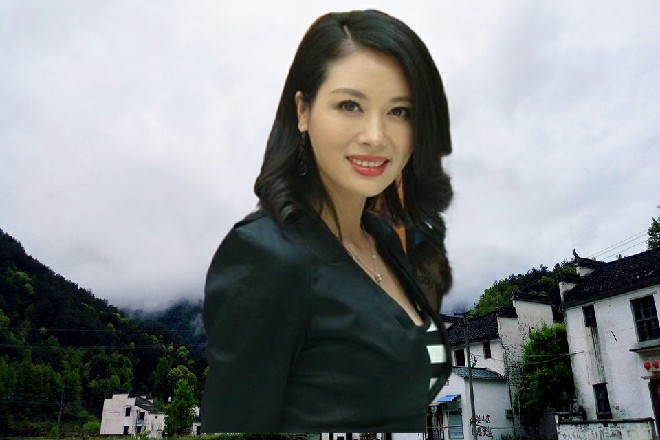 趁这工夫，有人壮着胆子，拿起了报纸细看。另外几个人连忙凑了过去，一起阅读。