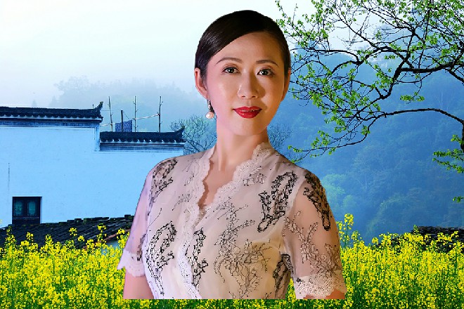 他们只看到，进去的人谦卑汇报工作。一个人坐着批示，不时吩咐、提点几句。
