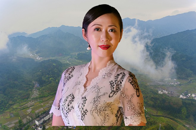 在老绅士浮想联翩之时，公主殿下也离开了男主角家里，独自行走在市井街道中。