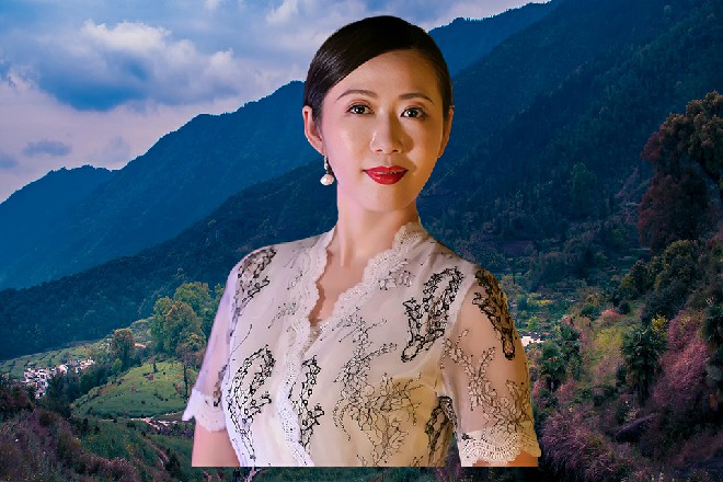 胡英商直接点名，“黎姝，你跟我一组，参加电视、报纸、杂志的访谈节目。