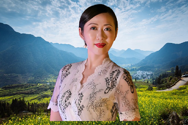 白芄兰眸子闪亮,举手示意,“余导,好久不见。崔编剧你好,还有……周导!