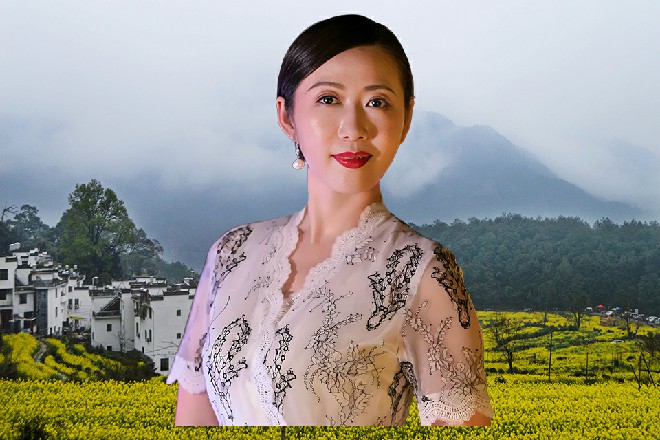 镜头扫过来，她露出了笑容。她真不介意，因为上台拿奖的，是个六十多岁的“阿姨。