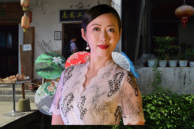 在点头示意之后,他大手轻抚洛青棠的小脑袋,柔声道:“棠儿,还记得这位哥哥吗?