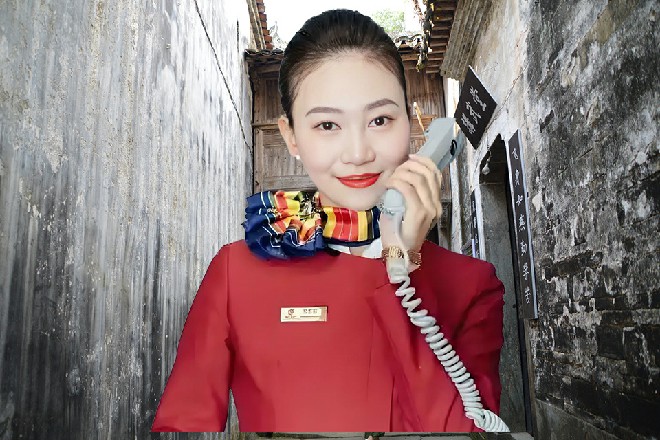 一群人立即围在了码头、河岸边上,有人脱外套,有人摘鞋子,这是要下水救人的节奏。