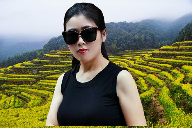 所以洛离淡声，“你说对了，银河TV不日上线，到时候还请各位赏脸参加开业仪式。