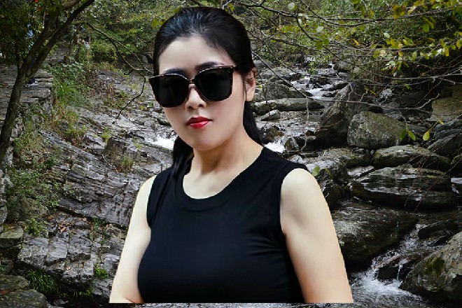 在一个拍卖会上,她精心设计的一款珠宝套件,最终拍出了一点二亿的天价。