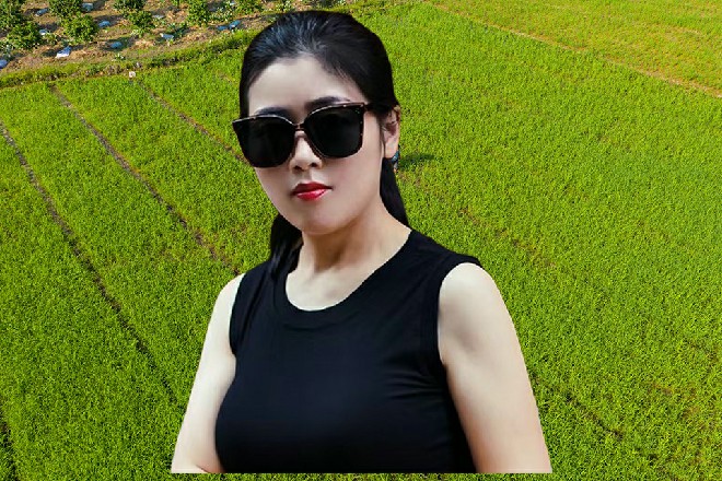 维拉拍了照片,才准备发送的时候。有人扯着他的手腕,拖进了篝火圈之中。