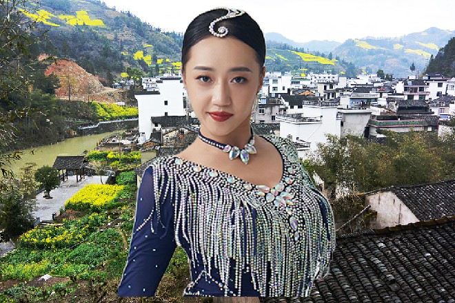 为首的是一个美丽的女子,一身时尚的衣服,修饰身材的同时,又彰显了干练气息。