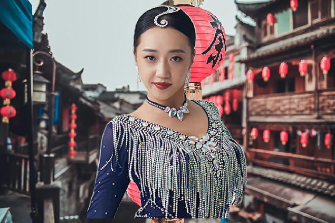 一些人惊愕中，忽然发现T台上，虞妲低下了头，站着不动，似乎是在伤心、难过。