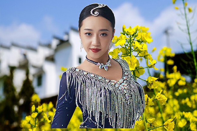 他一挥手,司机就把车子,开到影院地下车库。在车库显眼的位置,一群人等待多时。