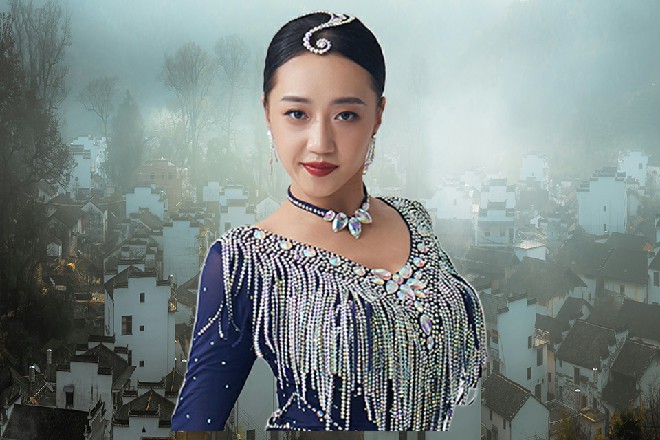 许青柠气结，桃花眼有些发红，“你干嘛不躲开，又没砸中你，你凑过去干嘛。