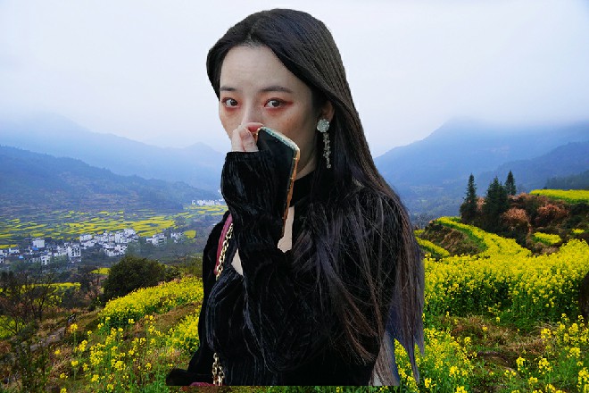 在众人的指责、劝说、恳求声中,小青年情绪失控了,激动地扬起了尖刀,就要扎下去。