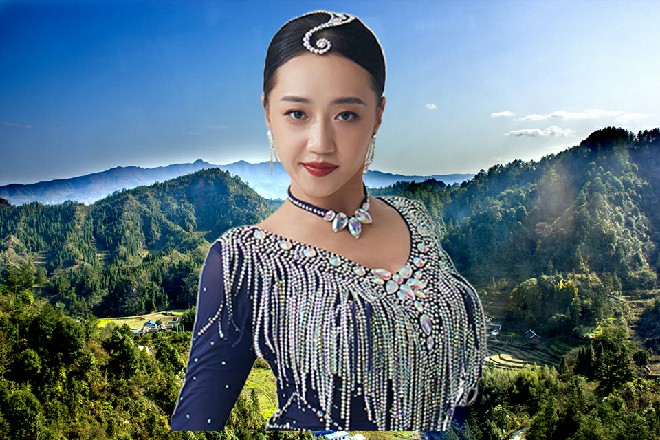 她坐在了门口,迎着淡淡的晚风,以温婉的声音,轻声吟唱着一首如诗的曲乐。