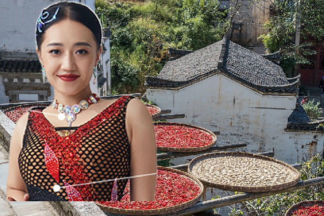 每天与编剧完善剧情细节,然后再与演员沟通,告诉他们怎么演,才符合自己的要求。