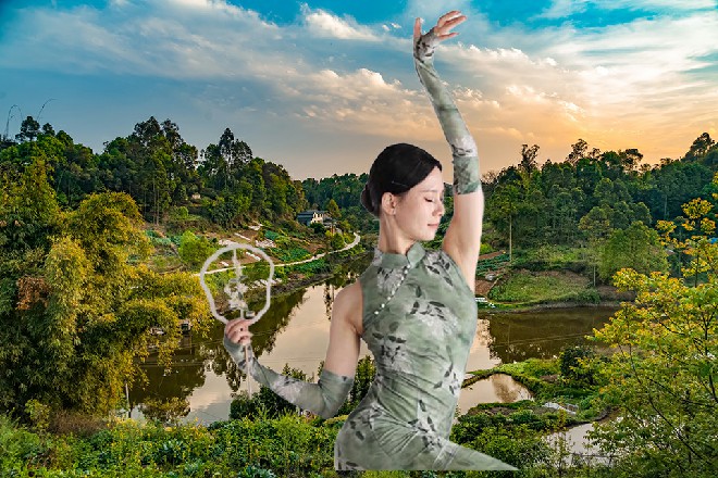 维拉摇头道：“主要是合同的条款太苛刻了，签了基本没自由，很难解脱。