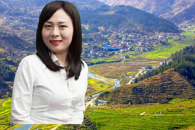贝拉公主举手,明朗的笑容,一头长发在阳光映射下,绽放的绚烂光辉,格外的耀眼。