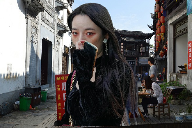 那是由于在毕业之后,莫怀宣给张煌当了好几年的场记,再从场记到执行导演、副导演。