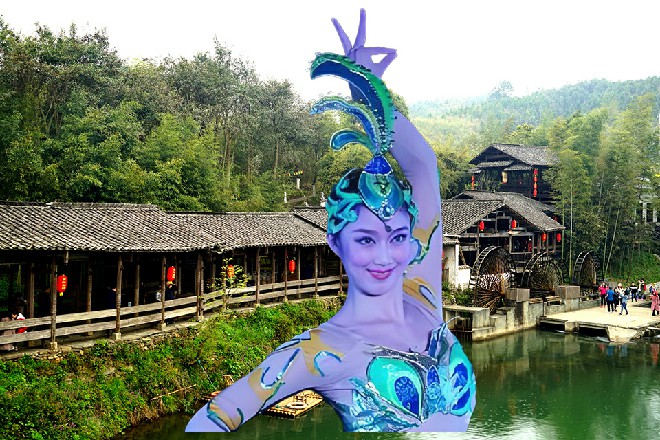 现场多数人,汇聚在这里观赏时尚大秀。不是从业人员,就是热衷这个行业的爱好者。