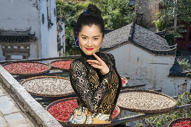 在建筑一侧，一块巨大的海报，格外惹人瞩目，那是一部电影的宣传广告。