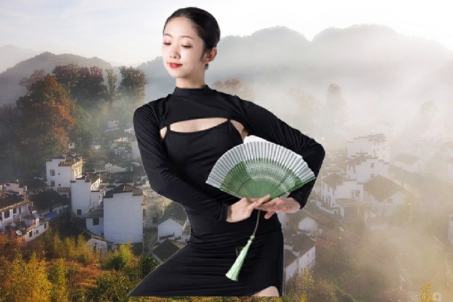 维拉才拍了一段戏,坐下休息喝水,就听见小关走过来,汇报这一件事情。