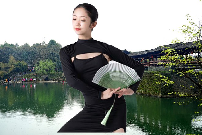 他招手，要了杯白水。冷不防，旁边有人欣喜叫道：“JM假面，你怎么坐这里呀。