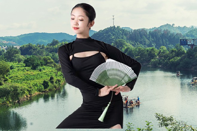 冷不防,有人扯了扯他的裤角,脆声道:“伯伯,你不是说,要吃饭么?