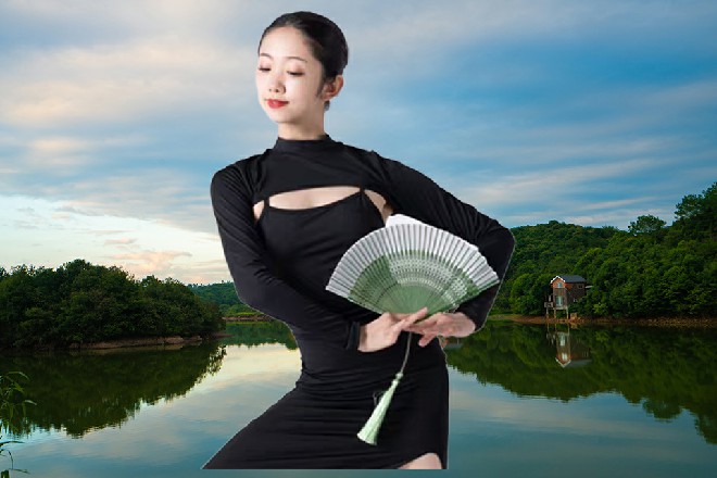 JM假面心中感叹,表面上却赞许,“好看,或许正宗的水点桃花,就是这样子了。