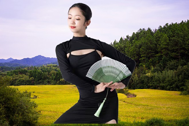 长长的走道上,冒出来许多身影。维拉目光一扫,就看到了黑压压的人头。