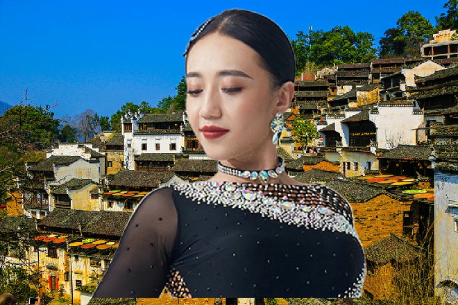她坐在了门口,迎着淡淡的晚风,以温婉的声音,轻声吟唱着一首如诗的曲乐。