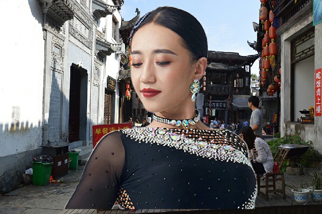 举办一场活动,拉需要帮助的人站在台上,让记者拍照、宣传,然后就撒手不管了。