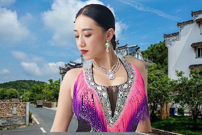 他指了指虞妲,然后询问,“你有兴趣吗?我可以给你安排一个男二,戏份不少。
