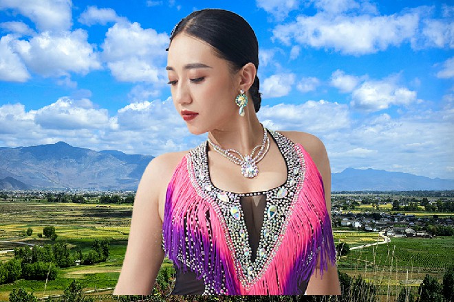 恰好这时,他们就听见了,云月白清脆悦耳的声音,“不过我也有一个条件……