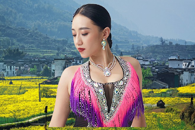 岑林在旁边,偷偷瞄了一眼,悄声道:“现在应该是主角与友人出行的片段了吧。