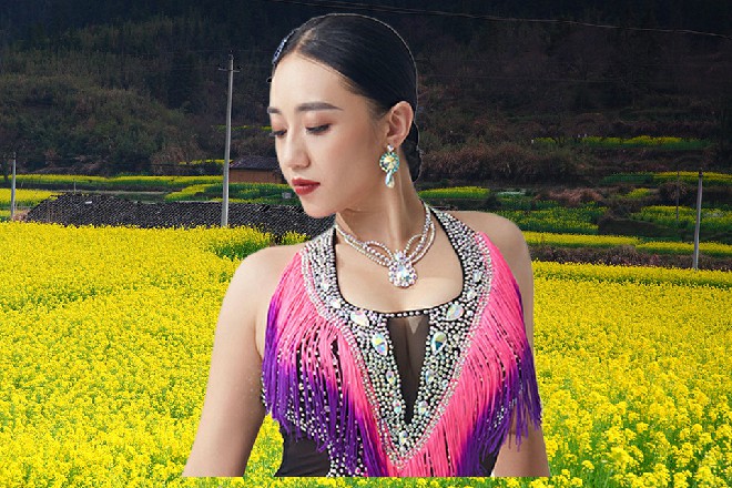 主持人察言观色,立即把矛头指向JM假面,“导演先生,方便回答这个问题吗?