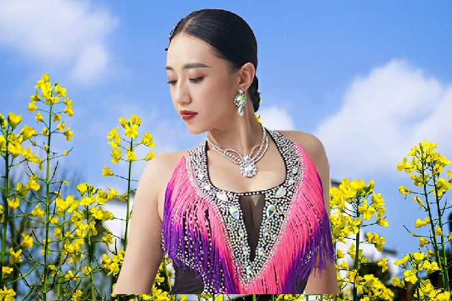 她坐在了门口,迎着淡淡的晚风,以温婉的声音,轻声吟唱着一首如诗的曲乐。