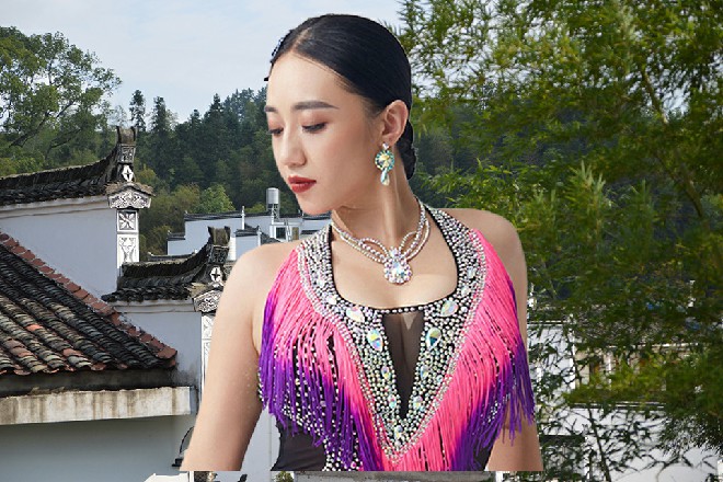 有人举手,小声问道:“那些大花、小花,为什么要配合制造这个悬念呀?