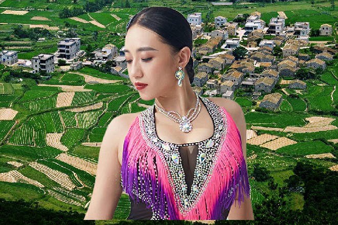 繁华的街道中,车辆川流不息,根本没人知道,这低调的车子之中,隐藏了两个名人。