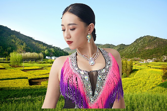 卡尔失笑,“其中一个人,自然是你们国家,年轻导演之中,风头最盛的几个人之一。