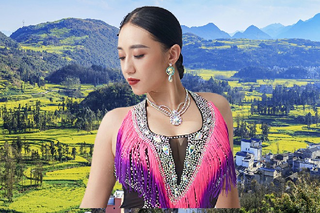 在亚斯提星域,他遇上了毕生的夙敌……同盟军的不败魔术师——杨威利!