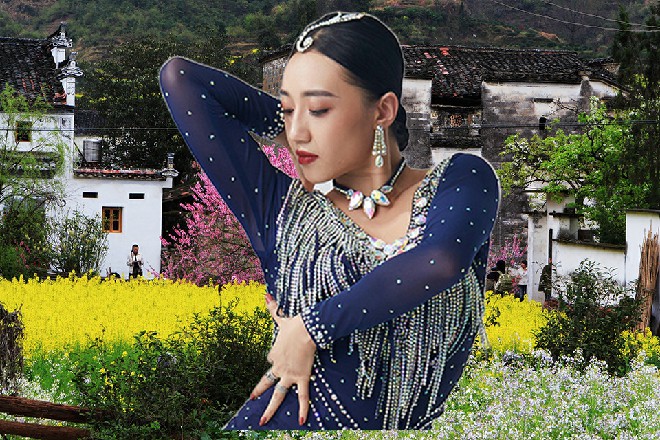 杨红满意点头，又补充，“对了，顺便去看看叶子。她在纠结，到底要接哪个剧本。