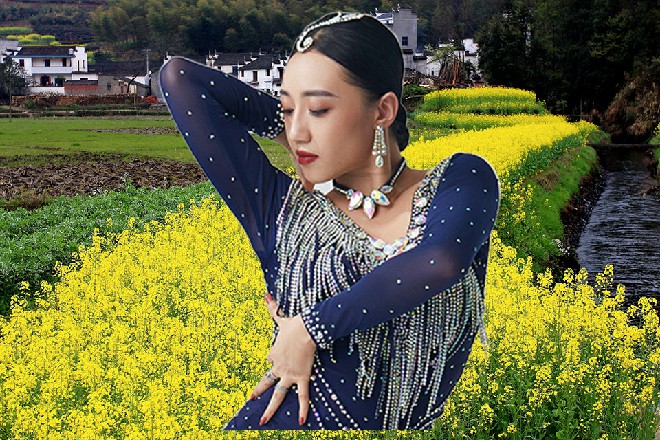 在摄像机的拍摄下，大家也可以通过屏幕，看到了文化广场四周大街小巷的场景。