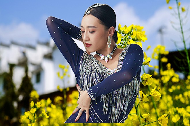 “混乱之间,他依稀看到了,身边的少年,忽然起身,口中吐出一枚溜溜打转的丸子。