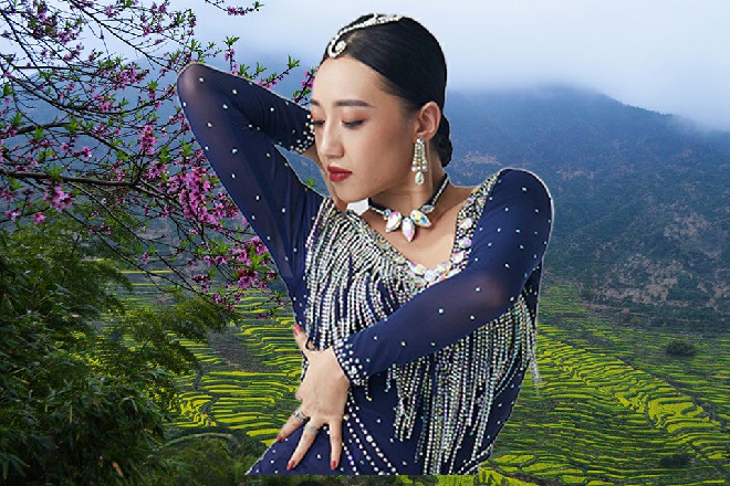 她揪着一个个人,逼问是哪个混蛋,把名片偷偷放进维拉办公室桌面的……