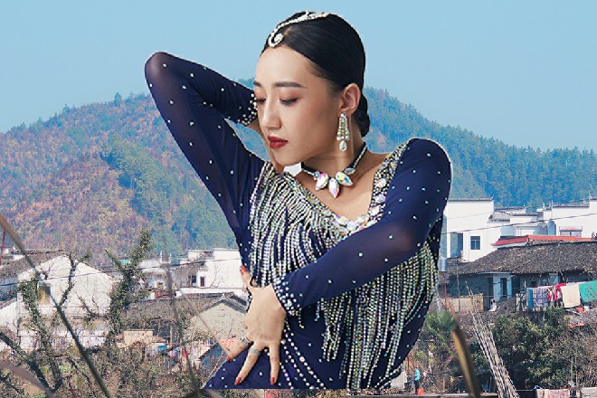 “JM假面，好了没？余念不耐烦催促，“上个妆而已，有必要磨蹭这么久吗？