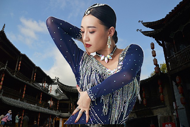 他不想再去戈壁搬砖了，差点晒脱一层皮。太阳之毒辣，连防晒霜都不管用。
